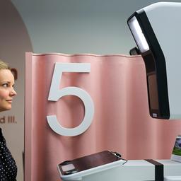 Eine Mitarbeiterin des Ordnungsamtes demonstriert die Arbeit mit dem neuen Terminal mit PointID-System zur Beantragung von neuen Ausweisdokumenten mit digitalen Passbildern am 22.04.2025. (Quelle: picture alliance/dpa/22.04.2025)