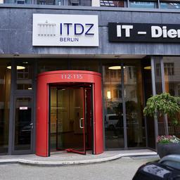 „ITDZ - Dienstleistungszentrum Berlin“ steht über dem Eingang in der Berliner Straße in Wilmersdorf. (Quelle: dpa/Annette Riedl)