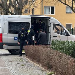 Polizeibeamte stehen bei einem Einsatz an ihrem Fahrzeug. Mit Durchsuchungen sind Staatsanwaltschaft und Polizei in Berlin gegen Männer vorgegangen, die mit einer Autovermietung Straftaten begangen haben sollen. In erster Linie wird nach Angaben der Berliner Staatsanwaltschaft wegen des Verdachts des Versicherungsbetruges ermittelt. (Quelle: dpa/Zinken)