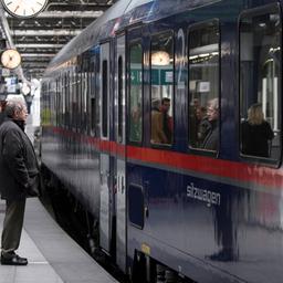 Ein Nachtzug der ÖBB steht im Bahnhof von Brüssel. (Quelle: imago-images/Christophe Licoppe)