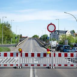 Medientyp: Bild Brücke an der Wuhlheide wegen Tragwerkschäden gesperrt (Quelle: dpa/Hannes P Albert)