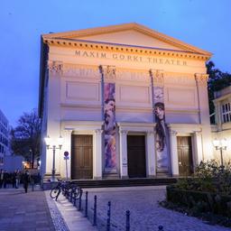 Die Fassade des Maxim Gorki Theaters ist im Abendlicht angeleuchtet (Quelle: dpa/Soeren Stache).