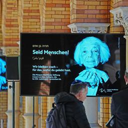 15.05.2025, Berlin: "Seid Menschen" steht neben einem Bild der Holocaust-Überlebenden Margot Friedländer auf einer Leinwand im Friedhof Weißensee der Jüdischen Gemeinde zu Berlin.(Quelle:dpa/K.Nietfeld)