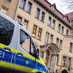 Ein Einsatzfahrzeug der Polizei steht am 16.01.2025 vor der Friedrich-Bergius-Schule in Berlin-Friedenau. (Quelle: dpa-Bildfunk/Fabian Sommer)