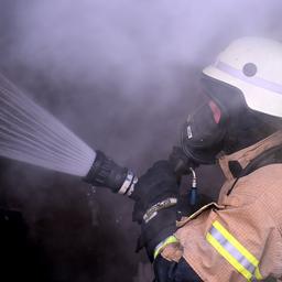 Symbolbild: Ein Feuerwehrmann löscht in Berlin ein nachgebautes Wohnzimmer in einem Container. (Quelle: dpa/Britta Pedersen)