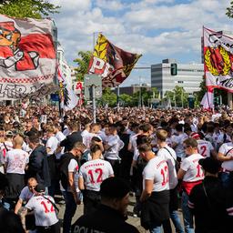 Fanmarsch mit tausenden Stuttgart-Anhängern zum Olympiastadion. / picture alliance/dpa | Christoph Soeder