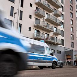 25.01.2025, Berlin: Polizeifahrzeuge stehen vor einem Wohngebäude. Im Fahrstuhl eines Wohnhauses in Berlin-Marzahn. (Quelle: dpa/Michael Ukas)