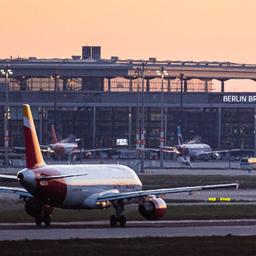 Archivbild: Ein Flugzeug der spanischen Billigfluglinie Iberia Express am Flughafen Berlin Brandenburg (BER). (Quelle: dpa/Keuenhof)