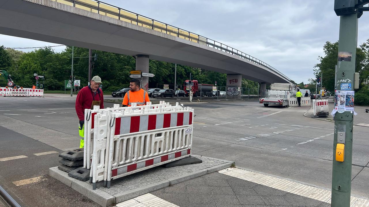 Berlin: Straße unter der Brücke an der Wuhlheide in Berlin wird sofort voll gesperrt