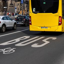 Symbolbild: Kombinierte Bus- und Fahrradspur in Berlin. (Quelle: dpa/Karl-Heinz Spremberg)