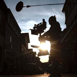 Ein Kameramann dreht am Set eines TV-Films. (Foto: dpa) 