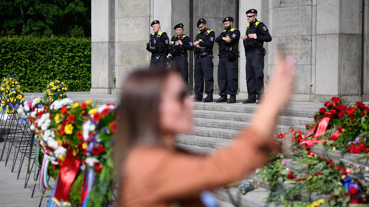 Berlin Brandenburg: Parallel zur 9.-Mai-Parade in Moskau: Vor allem russische Besucher erinnern in Treptow und Tiergarten an das Kriegsende