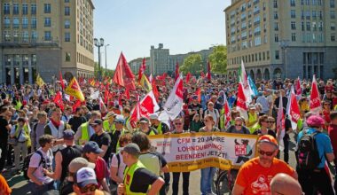 Brandenburg Berlin: Liveticker zum 1. Mai: +++ DGB-Demo mit tausenden Teilnehmern zieht zum Roten Rathaus +++