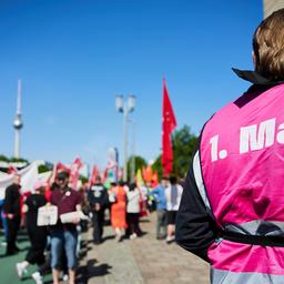 01.05.2025, Berlin: Auf der Karl-Marx-Alle versammeln sich Teilnehmer einer Demonstration zum 1. Mai.(Quelle:dpa/J.Carstensen)