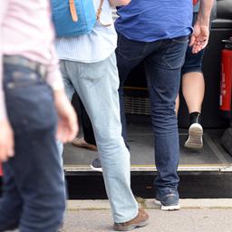 Archivbild: Fahrgäste steigen am 30.08.2016 in einen Bus der BVG in Berlin. (Quelle: PictureAlliance/Britta Petersen)