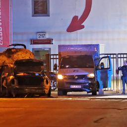 Einsatzkräfte der Polizei bei dem geschädigten Geldtransporter in der Marzahner Allee in der Nacht zum 24.03.2025.(Quelle:Morris Pudwell)