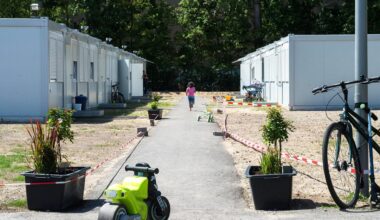 Berlin: Neue Container-Dörfer in Berlin: Mehr als Drittel der geplanten Plätze für Geflüchtete ist nicht realisierbar
