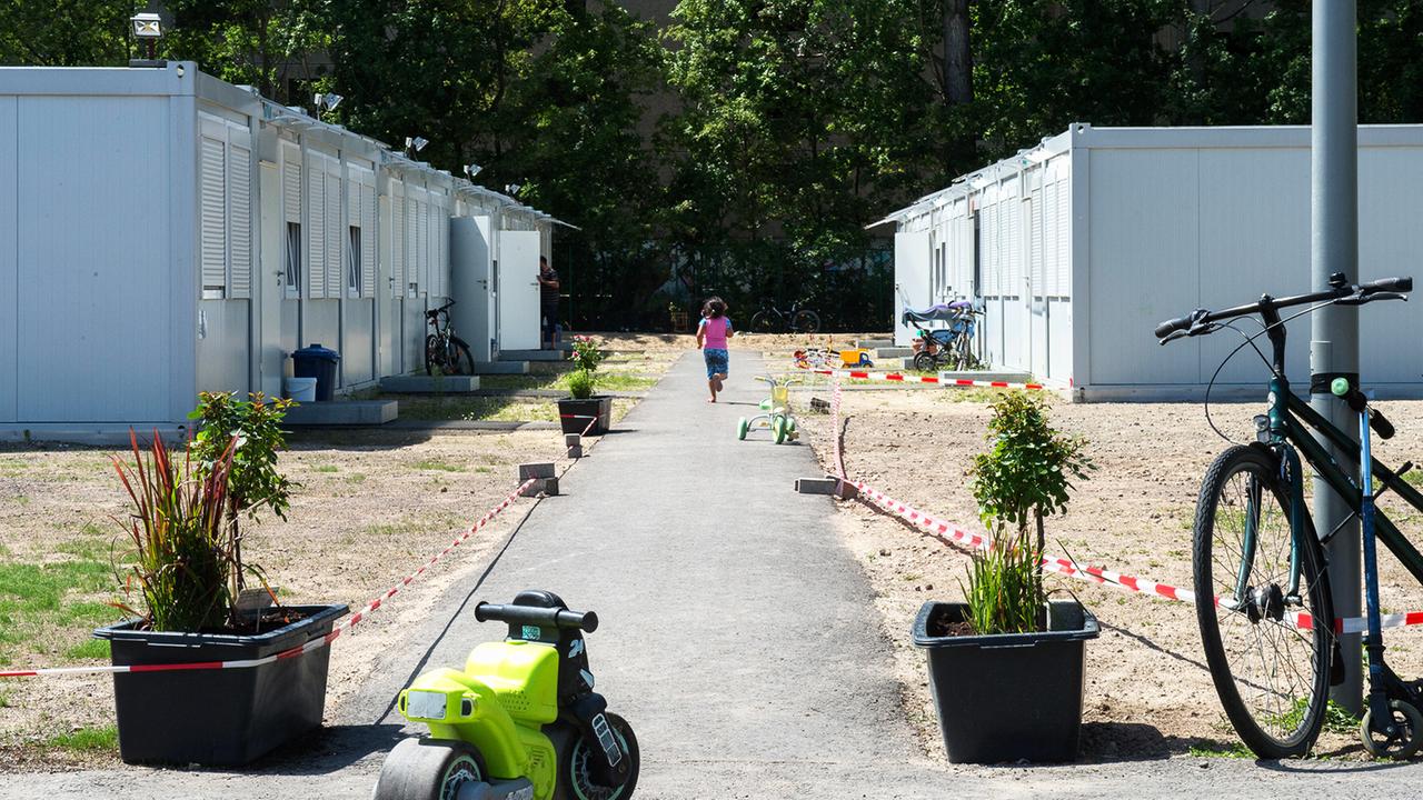 Berlin: Neue Container-Dörfer in Berlin: Mehr als Drittel der geplanten Plätze für Geflüchtete ist nicht realisierbar