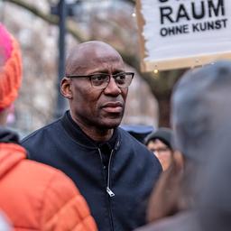 Joe Chialo spricht am 08.12.2024 vor der Berliner Schaubühne mit Demonstrierenden aus dem Kulturbereich. (Quelle: Jeremy Knowles)