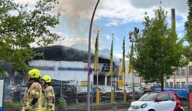 Berlin: Feuerwehr bekämpft Lagerhallen-Brand in Berlin-Spandau - zwei Verletzte
