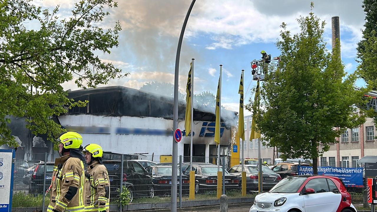 Berlin: Feuerwehr bekämpft Lagerhallen-Brand in Berlin-Spandau - zwei Verletzte