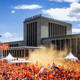 Archivbild: Niederlande-Fans während der EM vor der Messe Berlin (Quelle: IMAGO / ANP)