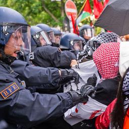 15.05.2025, Berlin: Polizisten schieben bei einer Propalästinensische Demonstrationen am 77. Nakba-Tag.(Quelle:dpa/C.Gateau)