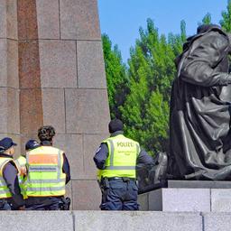 Polizeipräsenz am Sowjetischen Ehrenmal in Treptow am 08.05.2025.(Quelle:imago images/P.Meiflner)