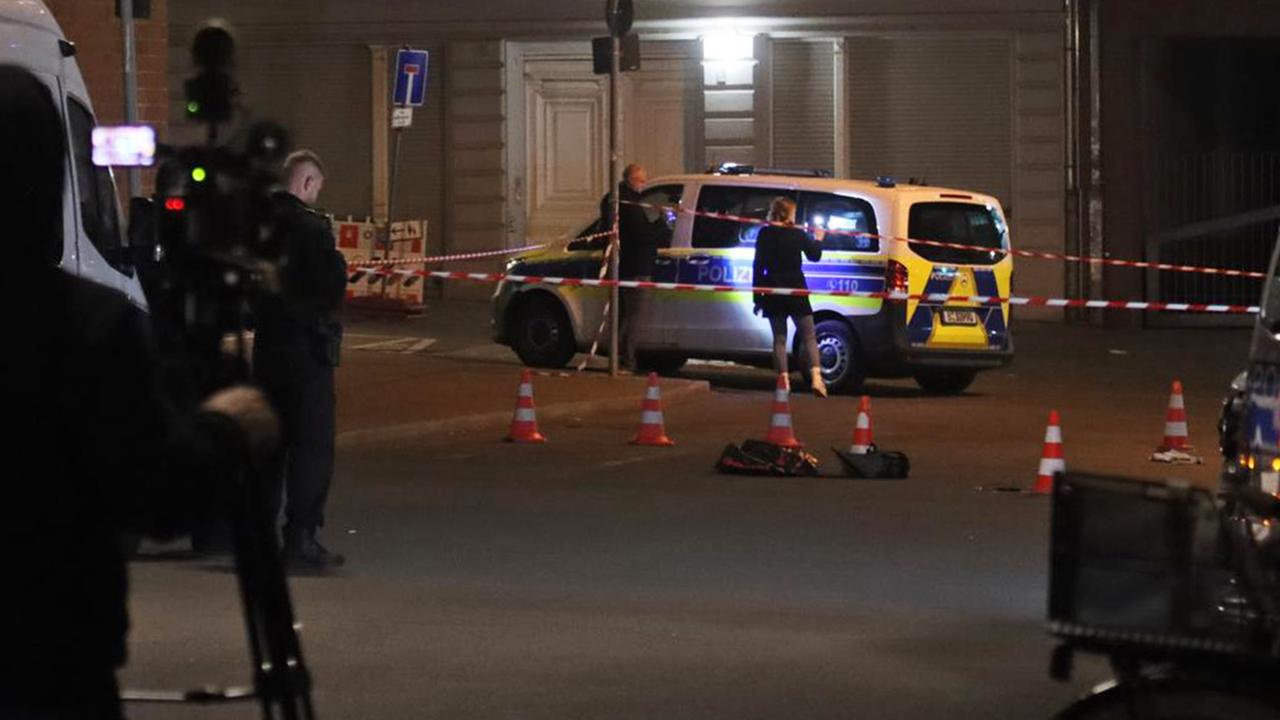 Berlin: Berliner Polizist mit Messer schwer verletzt - Ermittler sichten Beweismaterial