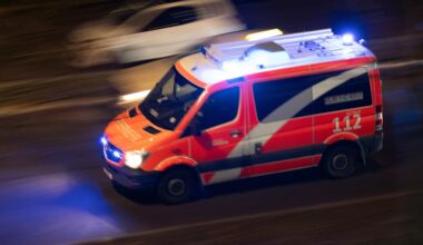 Berlin: Radfahrer und Motorradfahrer kollidieren in Berlin-Kreuzberg - beide schwer verletzt