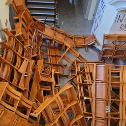 Herausgerissene Stuhlreihen im Treppenhaus am 22.04.2025 nach der Besetzung der Humboldt-Universität.(Quelle:rbb/H.Trzeczak)