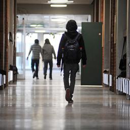 Symbolbild: Schüler auf dem Flur einer Schule. (Quelle: picture alliance/dpa/Armin Weigel)