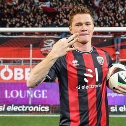 Sebastian Grönning jubelt vor den Fans des FC Ingolstadt. (Foto: IMAGO / Stefan Bösl)