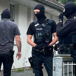 Symbolbild: Ermittlungen gegen Rechtsextreme in Brandenburg (Bild: dpa/tnn/Sven Kaeuler)