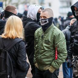 Teilnehmer der rechten Demo versammeln sich am Treffpunkt. Bild: Christoph Reichwein/dpa