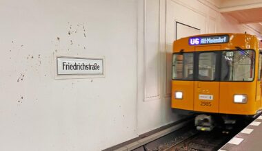 Berlin: Berlin-Friedrichstraße: 22-jährige Schwarzfahrerin würgt und tritt Fahrkartenkontrolleure