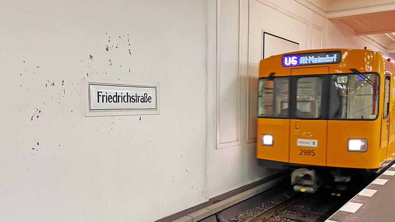Berlin: Berlin-Friedrichstraße: 22-jährige Schwarzfahrerin würgt und tritt Fahrkartenkontrolleure