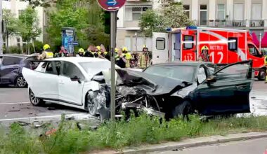 Berlin: Berlin: Sechs verletzte Personen nach schwerem Verkehrsunfall in Heerstraße