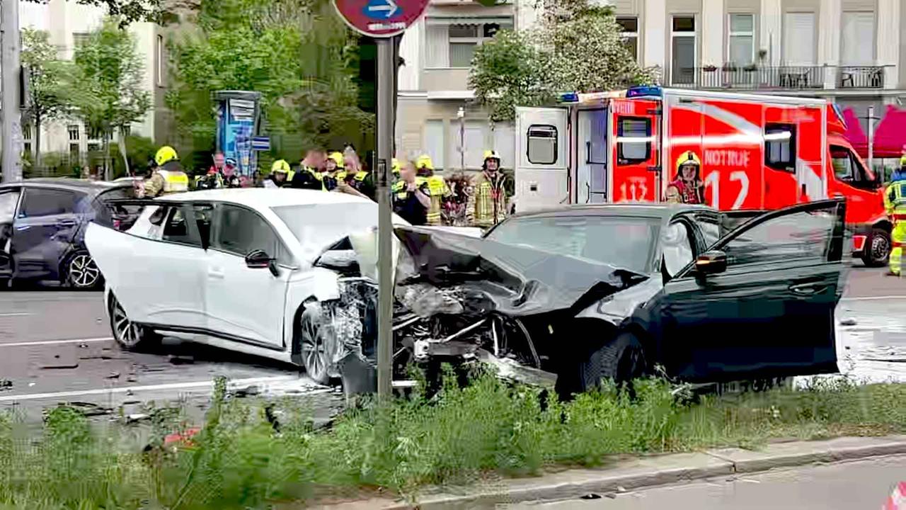 Berlin: Berlin: Sechs verletzte Personen nach schwerem Verkehrsunfall in Heerstraße