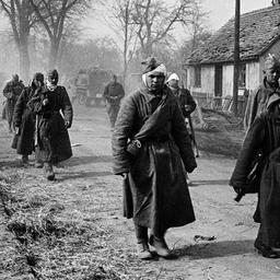 Auf eigenen Beinen zum Verbandswechsel und zu- rück zur Truppe. In der Nähe der Seelower Höhen, April 1945 (Quelle: Valery Faminsky / Privatsammlung Arthur Bondar)