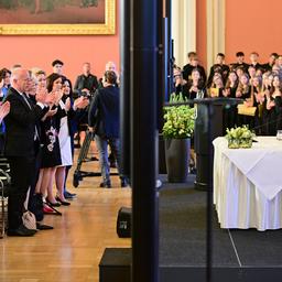 Margot Friedländer, Zeitzeugin, Holocaust-Überlebende und Ehrenbürgerin von Berlin, sitzt während einer Gedenkveranstaltung des Berliner Senats und Abgeordnetenhauses im Fest- und Wappensaal des Roten Rathauses bei stehenden Ovationen auf der Bühne. (Quelle: dpa/Gollnow)