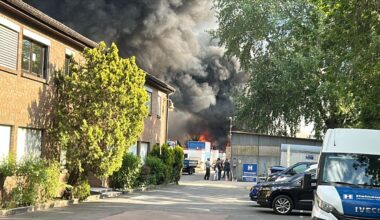 Berlin: Starke Rauchentwicklung - Laubenbrand greift auf Lagerhalle über