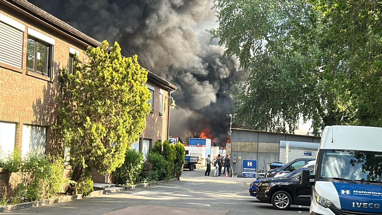 Berlin: Starke Rauchentwicklung - Laubenbrand greift auf Lagerhalle über