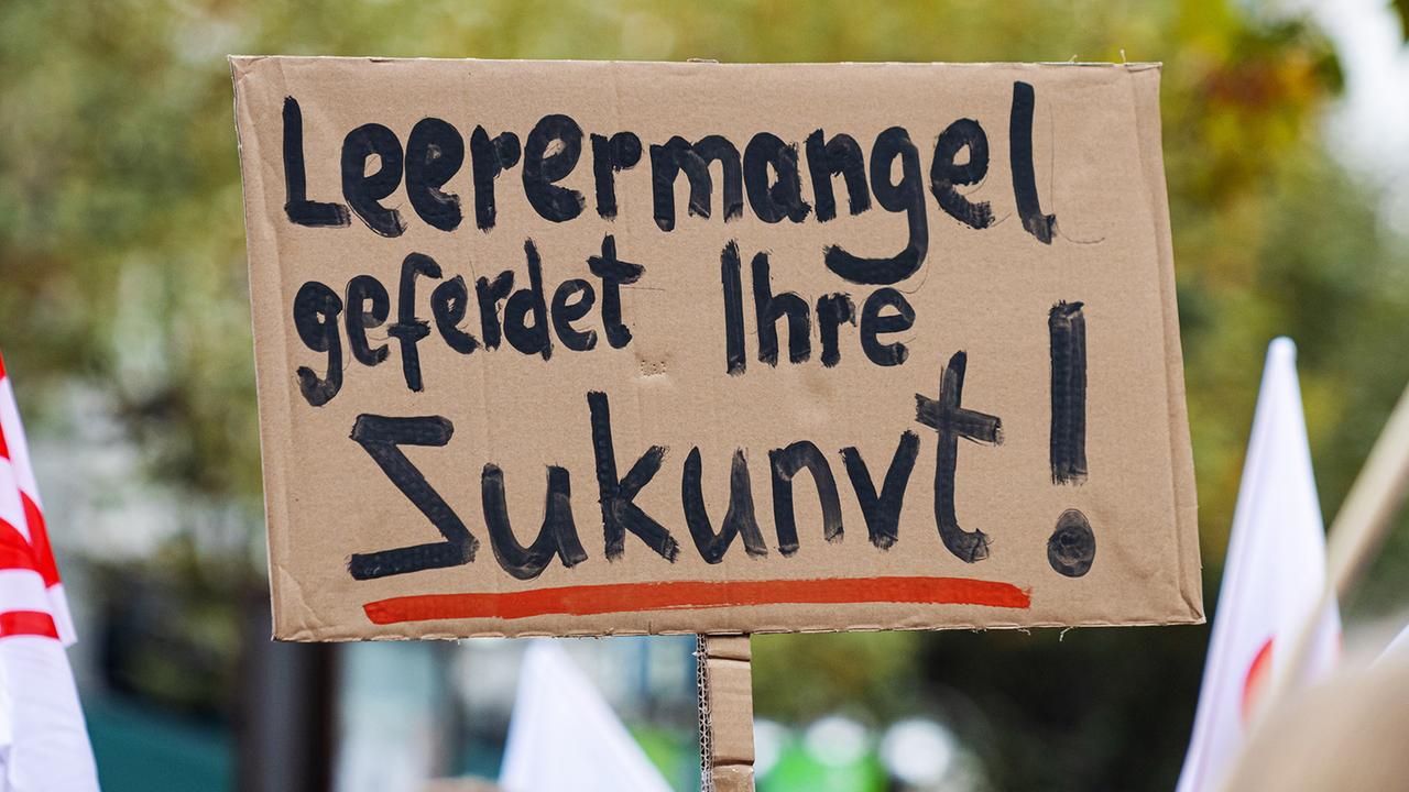 Brandenburg: Lehrermangel in Brandenburg: Tausende Lehrkräfte protestieren in Potsdam gegen angekündigte Mehrarbeit
