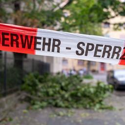 Strassensperrung wegen Astbruch (Quelle: imago-images/snapshot-photography/T.See)