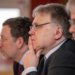 Landeswahlleiter Stephan Bröchler sitzt beim Landeswahlausschusses zur Wiederholungswahl in Berlin vor einem Mikrofon (Quelle: dpa/Monika Skolimowska). 