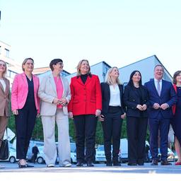 Lars Klingbeil (l-r), SPD-Vorsitzender und designierter Bundesfinanzminister und Vizekanzler, Natalie Pawlik, designierte Staatsministerin und Beauftragte für Migration, Flüchtlinge und Integration, Stefanie Hubig, designierte Bundesjustizministerin, SPD-Vorsitzende Saskia Esken, Bärbel Bas, designierte Bundesarbeits- und Sozialministerin, Verena Hubertz, designierte Ministerin für Wohnen, Stadtentwicklung und Bauwesen, Reem Alabali-Radovan, designierte Ministerin für Wirtschaftliche Zusammenarbeit und Entwicklung, Boris Pistorius, geschäftsführender und designierter Verteidigungsminister, Elisabeth Kaiser, designierte Staatsministerin und Beauftragte für Ostdeutschland, Carsten Schneider, designierter Bundesumweltminister, und Matthias Miersch, Generalsekretär der SPD, stehen bei der Vorstellung der SPD-Ministerinnen und -minister für das zukünftige Bundeskabinett im Euref-Campus auf der Bühne am 05.05.2025.(Quelle: picture alliance/dpa/Michael Kappeler)