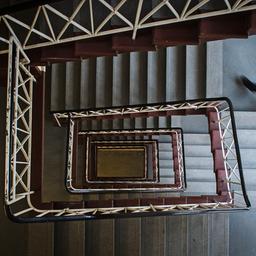 Symbolbild:Ein Mann geht die Treppen in einem Treppenhaus hinunter in Berlin.(Quelle:picture alliance/Photothek/F.Gaertner)