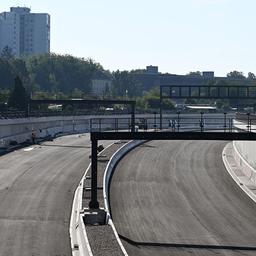Zwei Arbeiter gehen auf der noch nicht markierten Fahrbahn der Erweiterung der Stadtautobahn A100 zwischen Autobahndreieck Neukölln und Anschlussstelle Treptower Park. (Quelle: dpa/Soeren Stache)