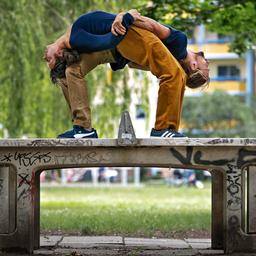 Die Aufführung "Entre Deux" bei den Potsdamer Tanztagen 2025.(Quelle:Jonas Zeidler)